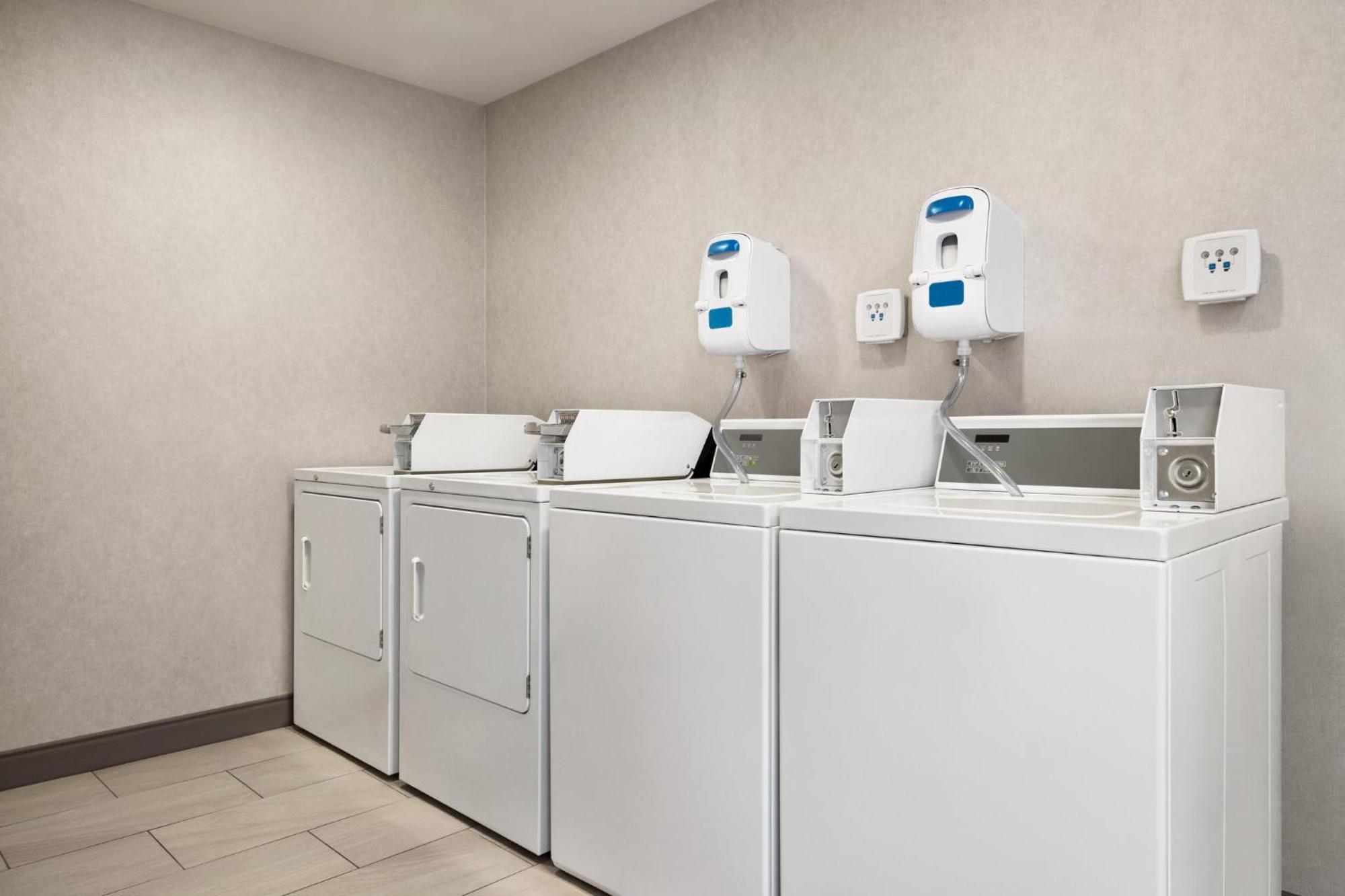 Holiday Inn Express Syracuse Airport By Ihg North Syracuse Exteriör bild